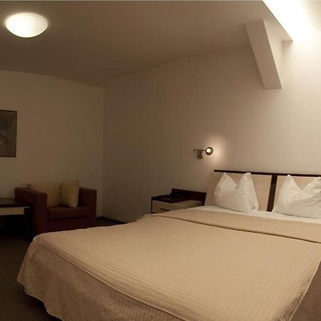 Hotel Baneasa Parc Бухарест Экстерьер фото
