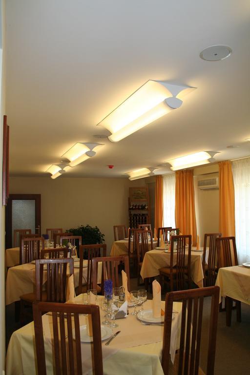 Hotel Baneasa Parc Бухарест Экстерьер фото