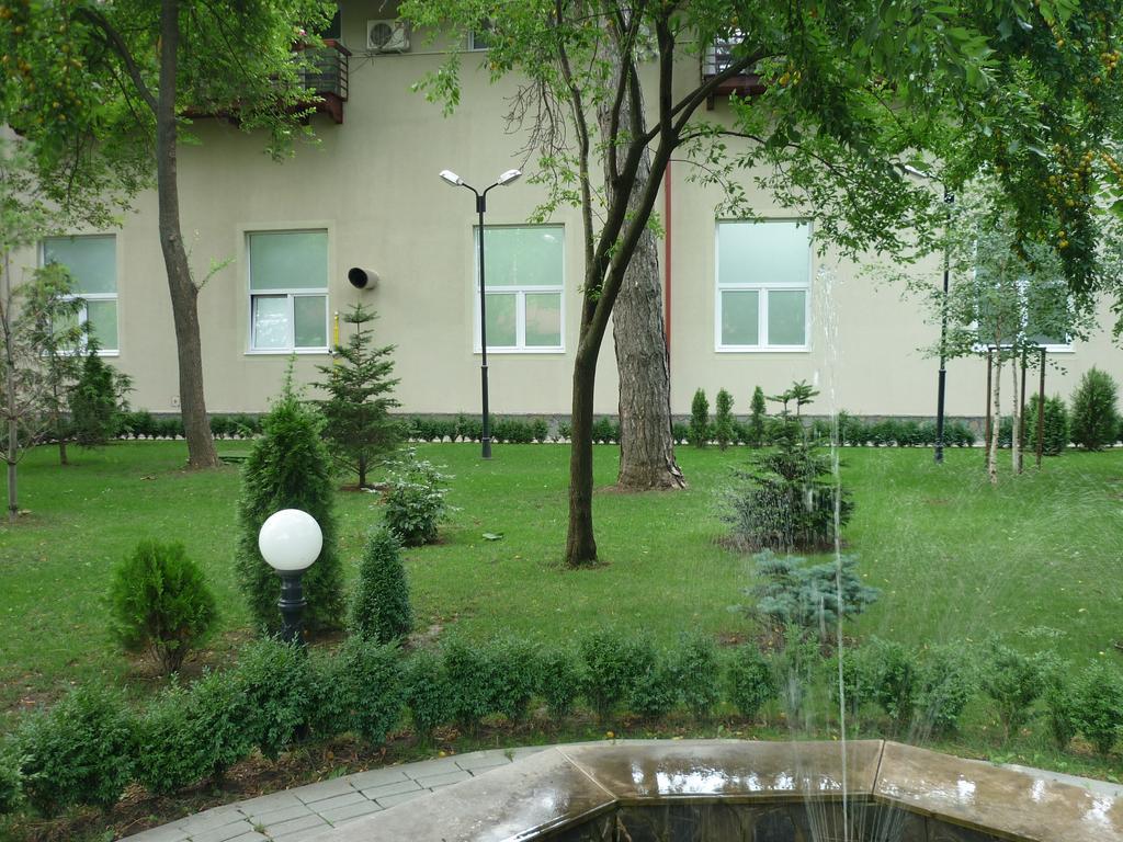 Hotel Baneasa Parc Бухарест Экстерьер фото