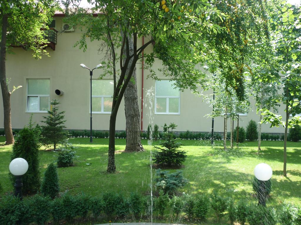 Hotel Baneasa Parc Бухарест Экстерьер фото
