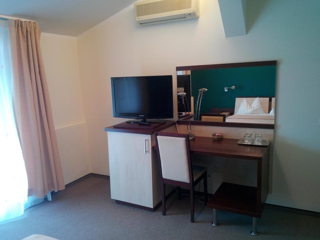 Hotel Baneasa Parc Бухарест Экстерьер фото