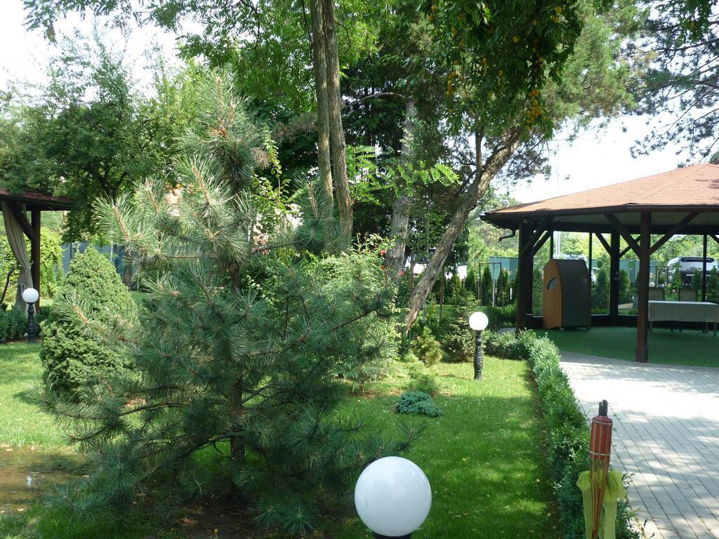 Hotel Baneasa Parc Бухарест Экстерьер фото